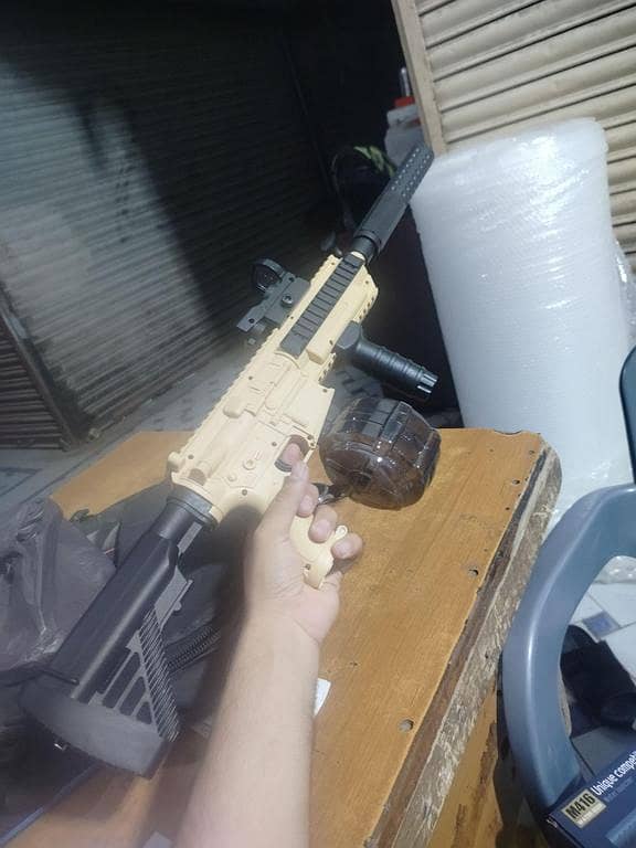 Electric Water Gun32Range FT One-Button Automatic Water Squirt Gun330CC-800CC Capacity for Summer Swimming Pool Party Beach Outdoor Gift (Black)