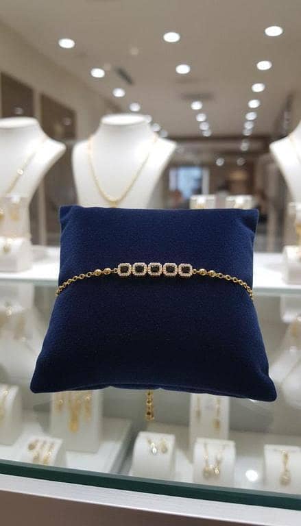 Classic Gold Clover Station Bracelet with Onyx-Tone Inlays.