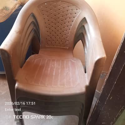 plastic chair 4 pis good condition