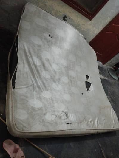 2 metrees for sale ek spring wala hy queen size
