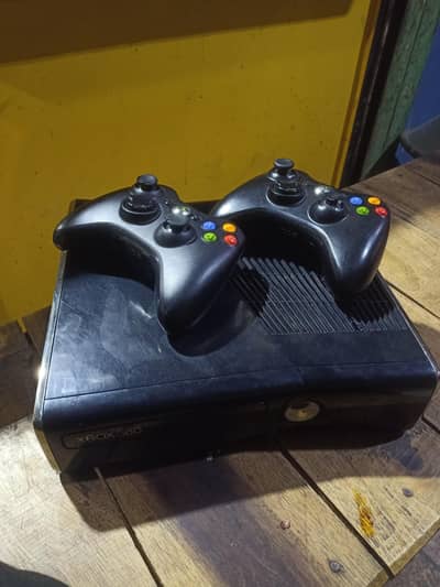 Xbox 360 Slim With Controllers
