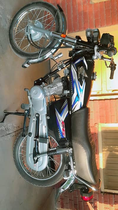 Honda 125 25 model with service card new