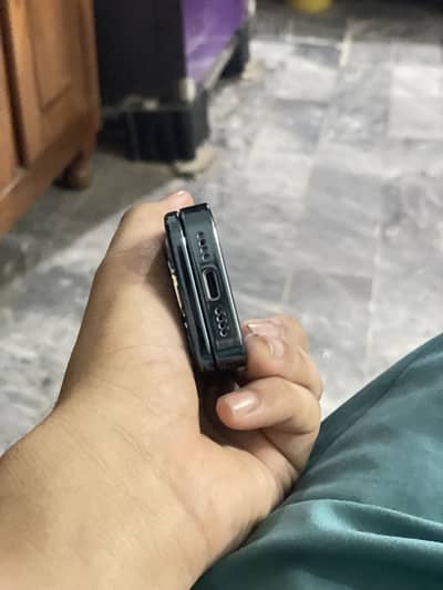 Button wala mobile condition 10/10 c type charger ha or sath daba bhi