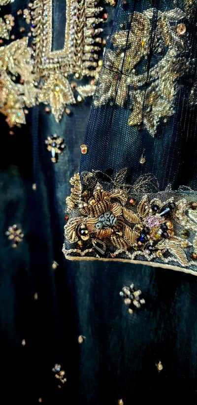 hand made kaam hai statue pe Laga sample hai