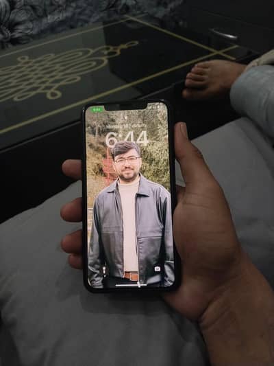 i phone 11 pro max lush condition 10 by 9.5  256 gb battery chnge