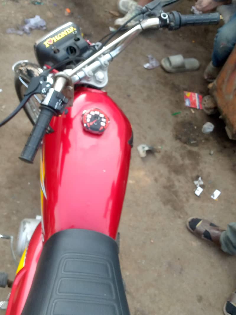 بائیک اچھی کنڈیشن میں ہے لو اور چلاؤ 0