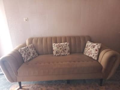 I’m selling sofa set compete new condition only use 3 weeks