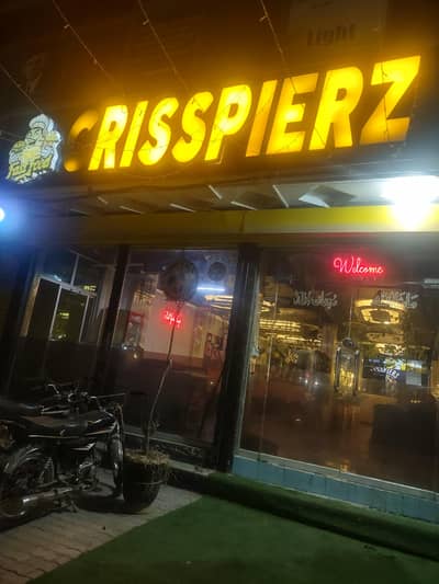 need professional fast food waiter for our restaurant