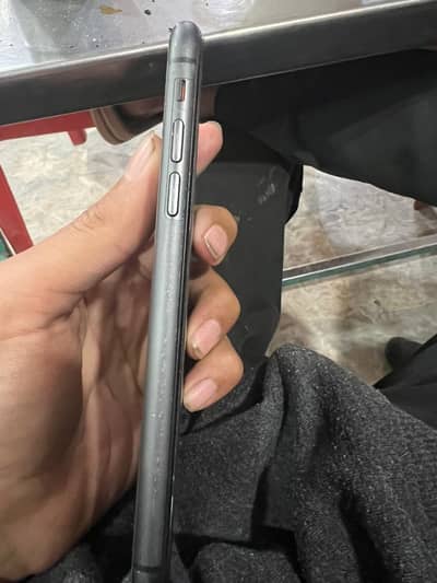 IPhone 11 condition 10/10 jv set ha battery health 74