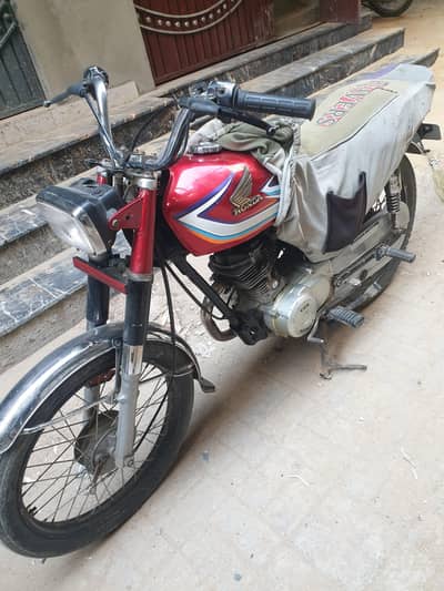 bike mai pastn ki aowz h papar  complete h Karachi nmbr