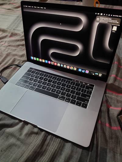 macbook pro 15" (2018) 16/256