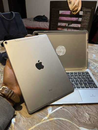 Ipad 8 gen with wireless keyboard