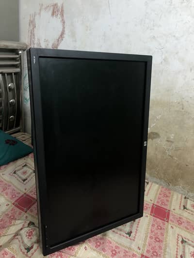 ZR30w hp 30 inch monitor 90’ rotate able , best for trader charts .