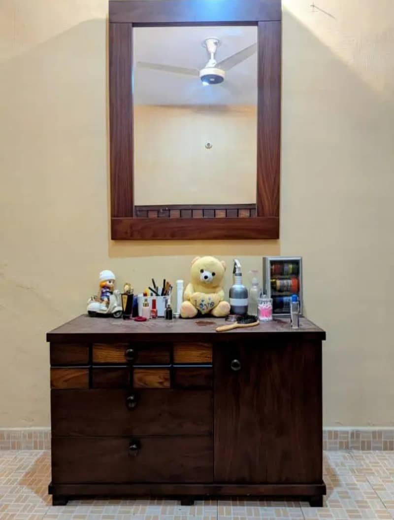 Dressing Table with Mirror 0