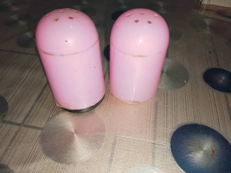 DIFFERENT KITCHEN ITEMS IN GOOD CONDITION 6