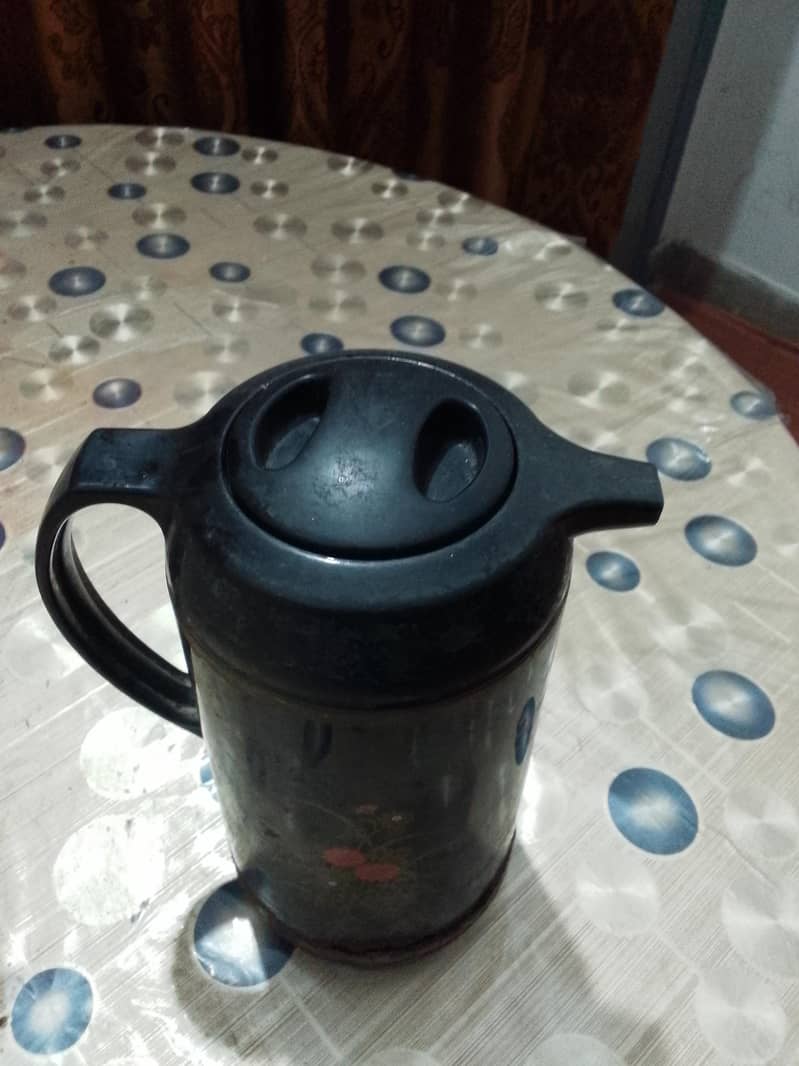 DIFFERENT KITCHEN ITEMS IN GOOD CONDITION 8