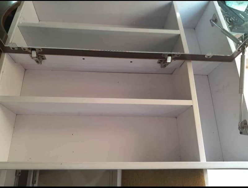 MODERN VANITY TABLE 1