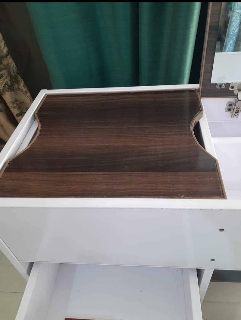 MODERN VANITY TABLE 3