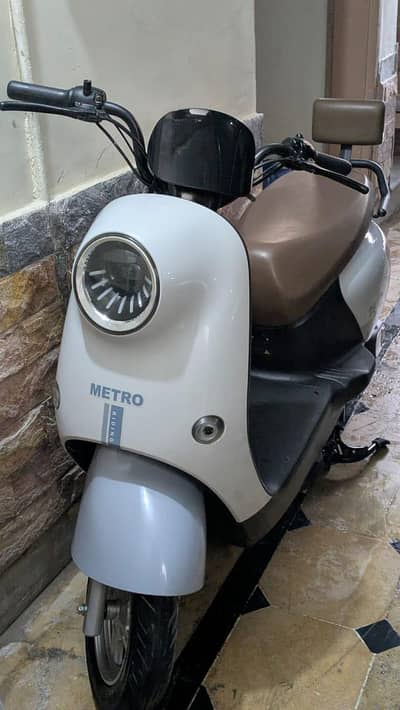 Metro T9 Electric Scooty