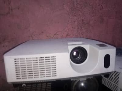 Hitachi xga 2.200 lumans lamp only 300 hours used