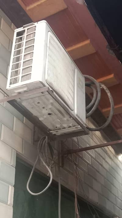 1,5 tun dawlance sprit ac good condition