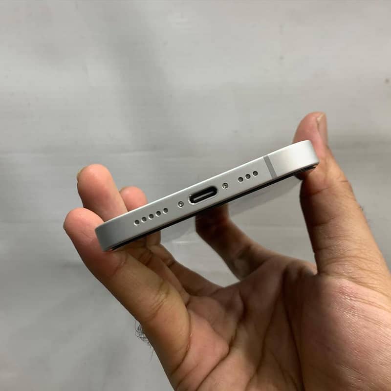 IPHONE 16 E  fully ok condition 3