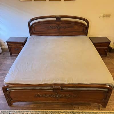 Premium 4-Piece Solid Wood Bedroom Set (Queen Size)