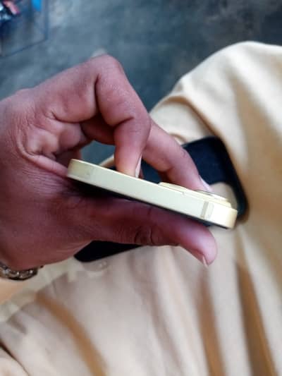 Urgent sale I phone 14 simpal cooler yellow