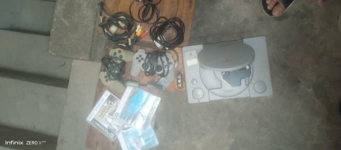 SONY  PLAYSTATION WITH ALL CABLES AND ASSESORIES + gaming controllers