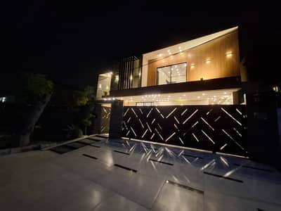 1 Kanal House for Sale - Prime Valencia Town, Lahore Exceptional Location on 60 Feet Road - Near Park House!