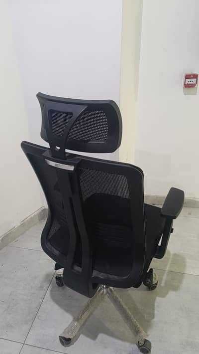 new condition 10 by 10 office rolling chairs available at best price