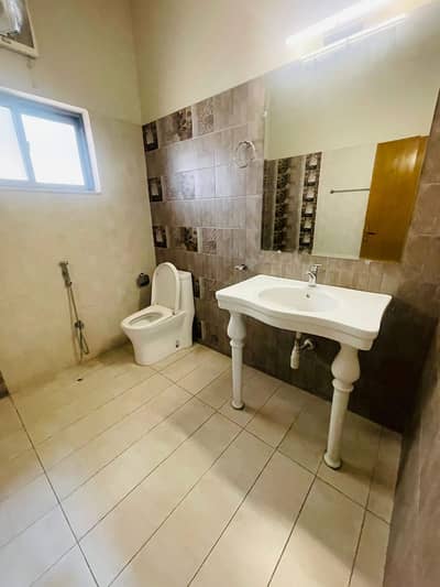 *17 Marla 5Bed House for Sale in Askari 10 Lahore