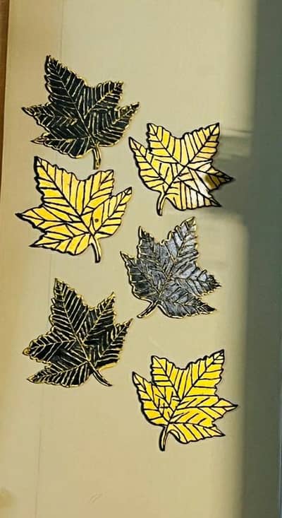 wooden (6) leaves . color and size can be changed as ur choice