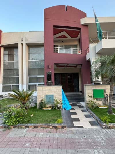 A BEAUTIFUL 8 MALRA EUROPEAN HOUSE FOR SALE IN SAFARI VILLAS SECTOR B BAHRIA TOWN LAHORE