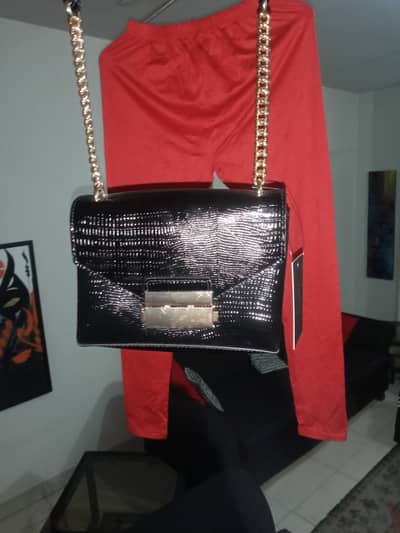 Brand new never been used before Forever 21 CrossBody Black Bag.