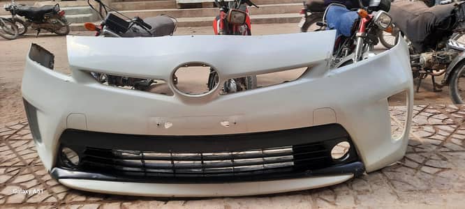prius front bumper  achi condition mai hy . 03333880920