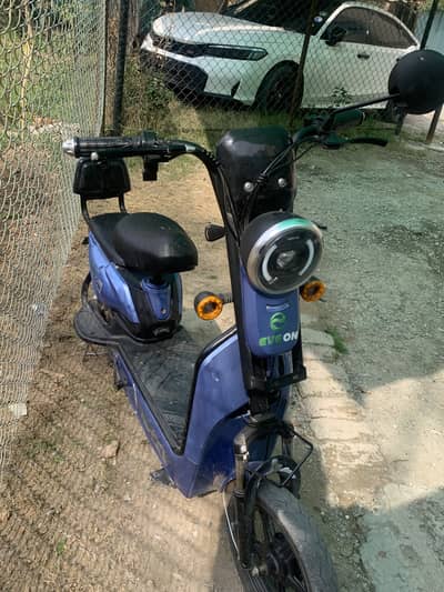 Eve scotter  40km max speed 25 to 30km range in one charge