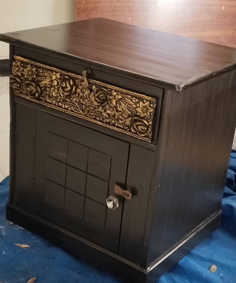 Double Bed with side tables & dressing table 3