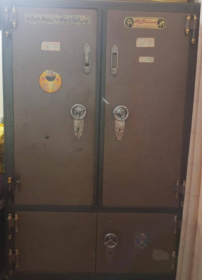 Almari iron safe 0