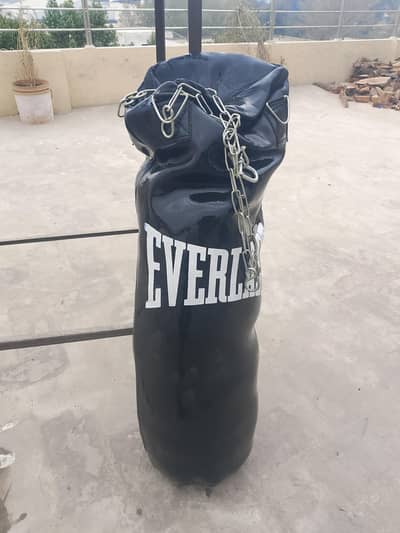 full good condition punching bag kit with stainless steel hanging chai