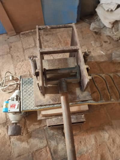 Chappal Bnanay Wali machine ( manual )