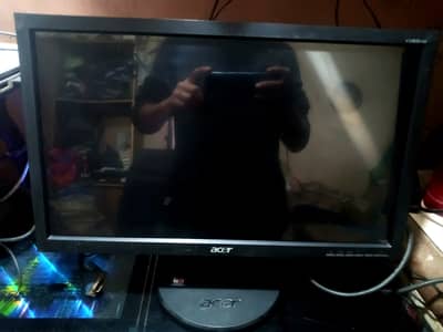 Accer 19" line on screen but perfect in working all clear other isue