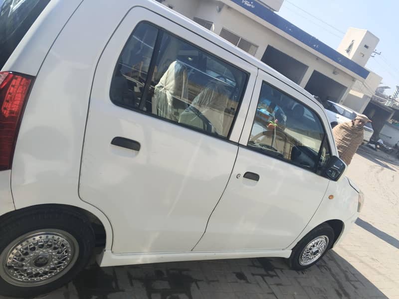 السلام علیکم ویگونر گاڑی وی ایکس ار اندر سے سیل پیک ہے باہر سے ٹچنگ ہے 1