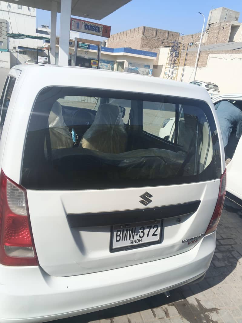 السلام علیکم ویگونر گاڑی وی ایکس ار اندر سے سیل پیک ہے باہر سے ٹچنگ ہے 3