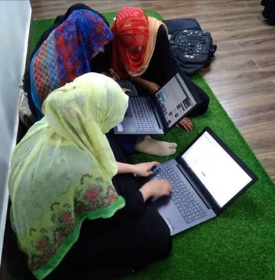 Ai experts… adds wgra run krny ati hon …ghr bethty peesy kamayen…