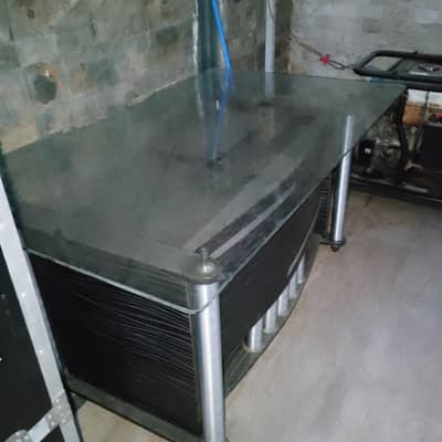 good condition office table . all ok no demege . vip Quality