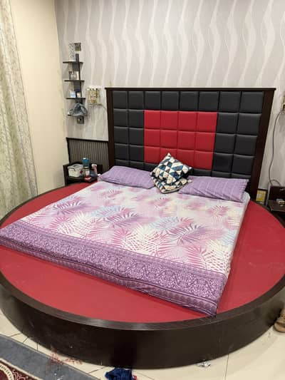 Round bed with 2 side tables