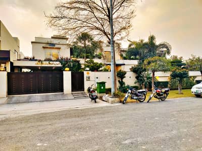 2 KANAL FULL FURNISHED MODERN BUNGALOW FOR SALE NEAR RAYA PHASE 6