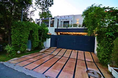 1 KANAL WELL MAINTAINED MODERN BUNGALOW FOR SALE PHASE 5