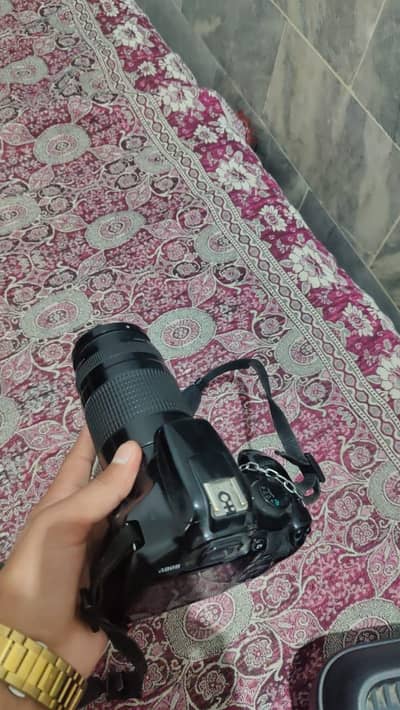 2 DSLR cameras with lenes